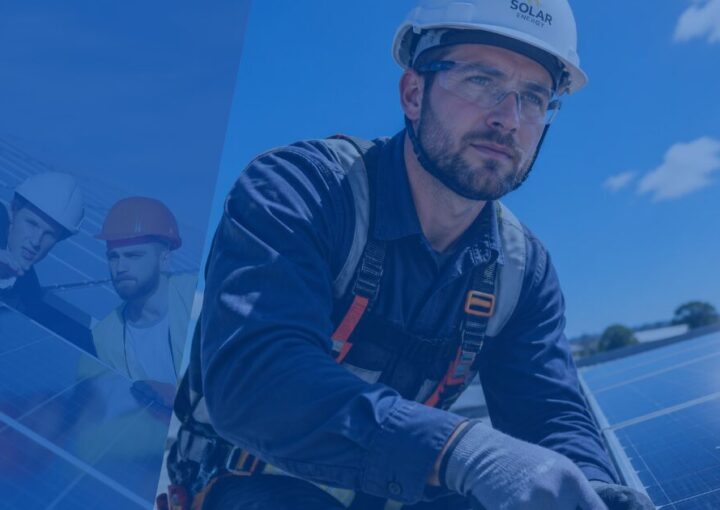 PV-Techniker mit Schutzausrüstung bei der Arbeit auf einer Solaranlage – Headhunter Photovoltaik